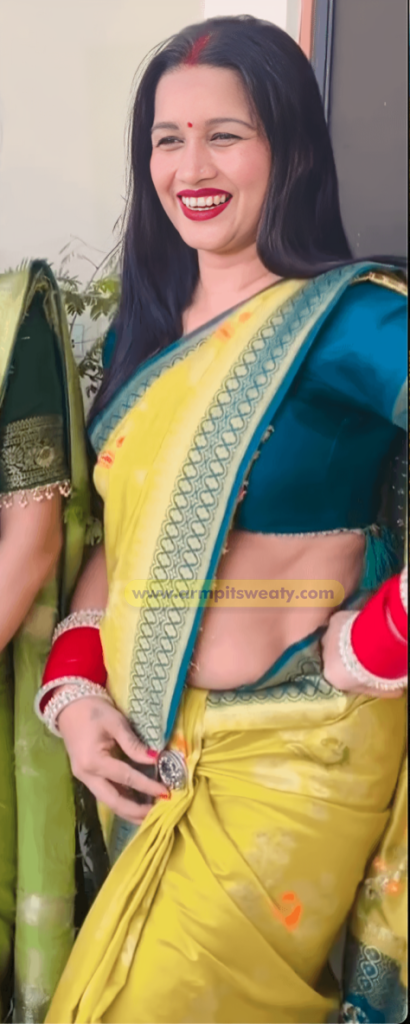 sweaty armpits in saree